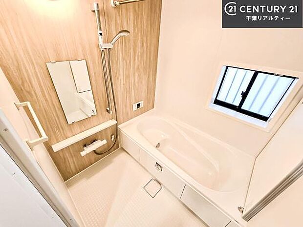 広々バスで一日の疲れをリフレッシュ。足が伸ばせるので、浴槽にもゆったりと浸かれますね!毎日のバスタイムが楽しみになります。