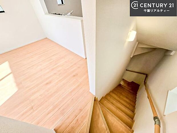 階段は明るく足元がしっかりと見えて安心!お子様やご年配の方も安心してご利用頂けますね。