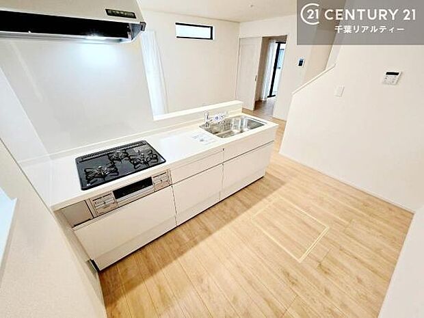 大人気の対面式システムキッチンを採用しています!ご家族のコミュニケーションが自然と増える設計です。お子様にも目が届くので嬉しいですね。広々使えて快適に作業が進みます!