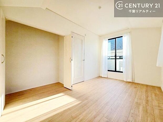 主寝室として使える洋室。収納完備!将来的なライフスタイルの変化にも柔軟に対応できます。