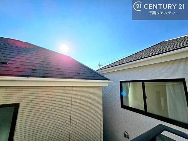 周囲は住宅街のため、落ち着いた住環境が魅力。日常の生活音も穏やかで、ゆったりとお過ごしいただけます。