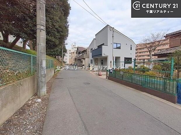 前面道路は5.47m!陽当り良好な立地です。車庫入れが苦手な方も安心ですね。