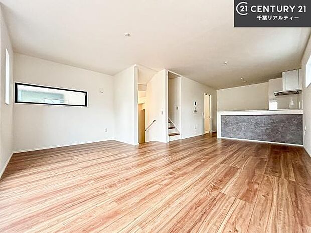 優しい陽だまりがリビングを包んでくれて居心地の良い空間を演出してくれます！くつろぎの時間を過ごせます！