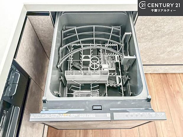 食洗機付きのキッチンです!忙しい時や手荒れ防止として大変活躍する便利な仕様です!ビルトインなのでキッチンの場所を取らず調理スペースを広く使うことが出来ます!