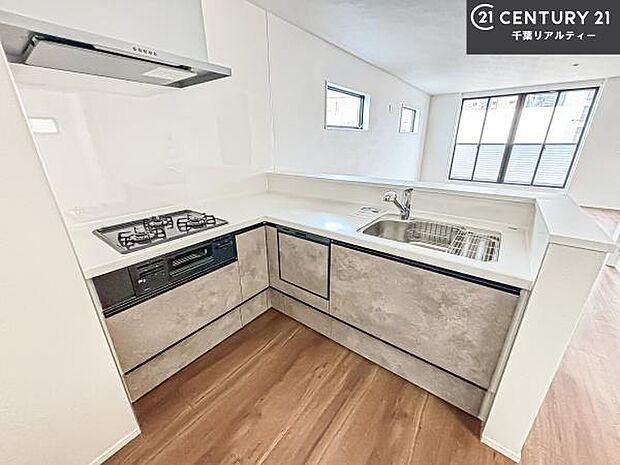 大人気の対面式システムキッチンを採用しています!ご家族のコミュニケーションが自然と増える設計です。お子様にも目が届くので嬉しいですね!広々使えて快適で作業が進みます。