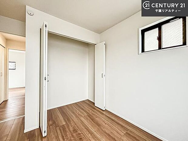 収納力のある洋室です。お部屋もすっきり広々と使えて気持ちが良いです!キレイな明るいお部屋で過ごすのは、更にのんびりゆっくりできますね!