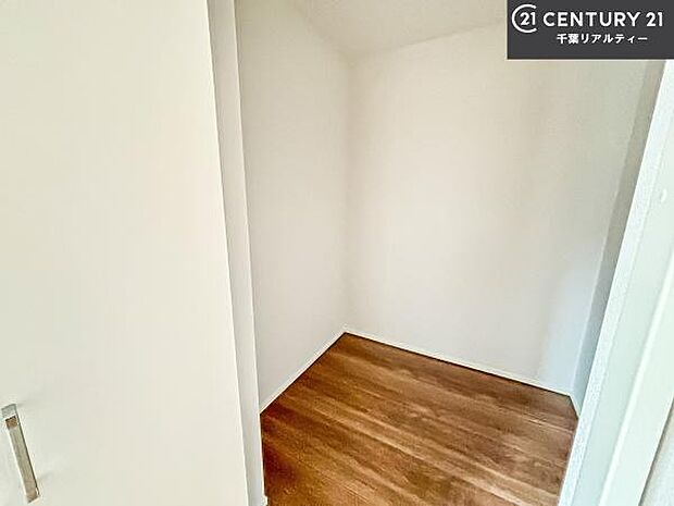 ウォークインクローゼット付きです。たくさんのお洋服などを収納しておけそうですね!他にも扇風機や加湿器など季節物の大きな家電も収納できます!