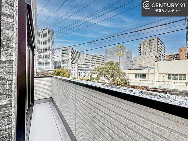 落ち着きある住宅街です!周囲には高い建物がなく、空が広く開放感があり、陽当たりを大きく遮られることもありません!気持ちの良い風が通り抜ける街並みです!