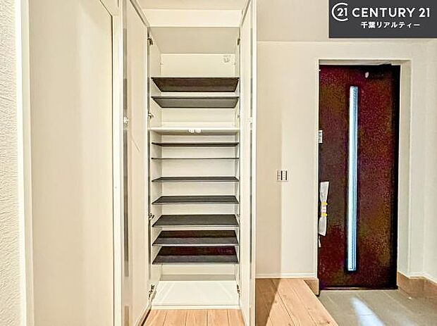 シューズボックス付きなので、玄関が片付きお掃除がしやすいです!スッキリした玄関で戸を開けた瞬間、清潔感のある心地いい空間が出迎えてくれます。