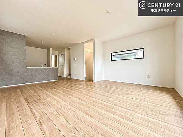 優しい陽だまりがリビングを包んでくれて居心地の良い空間を演出してくれます!くつろぎの時間を過ごせます!