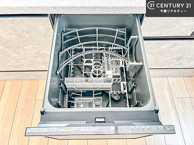 食洗機付きのキッチンです!忙しい時や手荒れ防止として大変活躍する便利な仕様です!ビルトインなのでキッチンの場所を取らず調理スペースを広く使うことが出来ます!