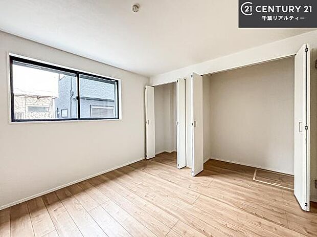 収納力のある洋室です。お部屋もすっきり広々と使えて気持ちが良いです!キレイな明るいお部屋で過ごすのは、更にのんびりゆっくりできますね!