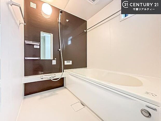 広々バスで一日の疲れをリフレッシュ。足が伸ばせるので、浴槽にもゆったりと浸かれますね!毎日のバスタイムが楽しみになります。