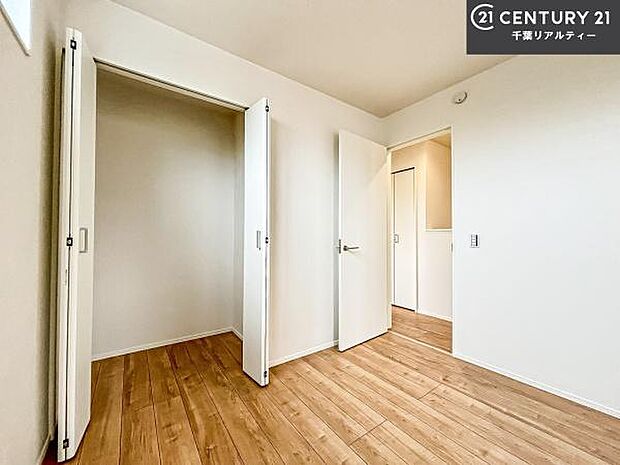 住空間をすっきり使うためには必須ポイントの収納スペースですよね。是非現地でご確認ください!