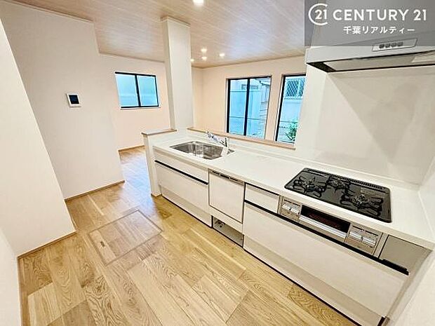 大人気の対面式システムキッチンを採用しています!ご家族のコミュニケーションが自然と増える設計です。お子様にも目が届くので嬉しいですね。収納力もあります!