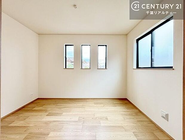 シンプルにデザインされているため、家具を選びません!お気に入りの家具を置いてくつろげる空間を作ることができます。