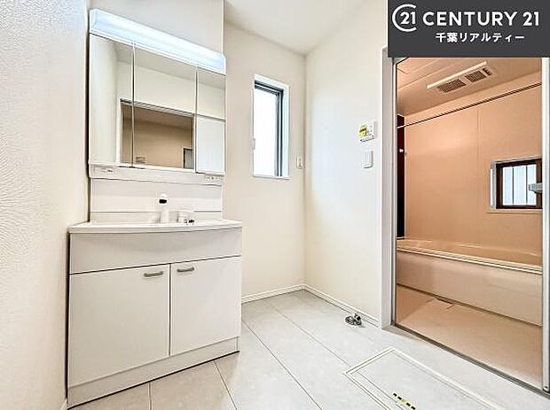 三面鏡仕様の洗面所は、身だしなみがしやすい造り!裏は収納になっています。ドライヤーやお化粧道具を片付けられるので洗面台周りをスッキリと見せることが出来ます!