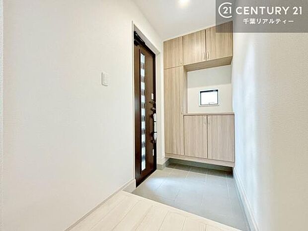 疲れて帰ってきても、ただいま!を言いたくなる、優しく迎え入れてくれる空間になっています。明るく温もり溢れる玄関です!