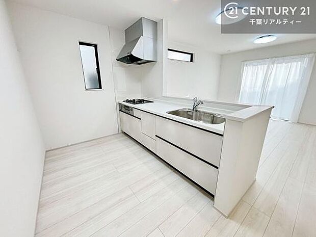 大人気の対面式システムキッチンを採用しています!ご家族のコミュニケーションが自然と増える設計です。お子様にも目が届くので嬉しいですね!広々使えて快適。キッチンからの景色も綺麗で作業が進みます。