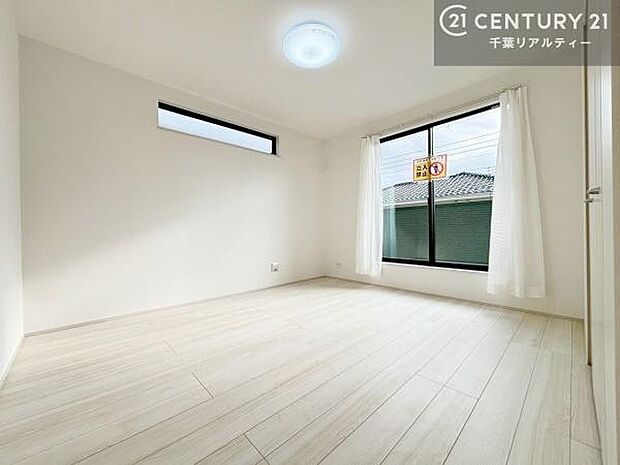 バルコニーに面した洋室は、やわらかな朝日が差し込む心地よい空間。爽やかな光に包まれて気持ちよく目覚められるため、寝室に最適なお部屋です。朝の換気やお布団干しも快適に行えます。