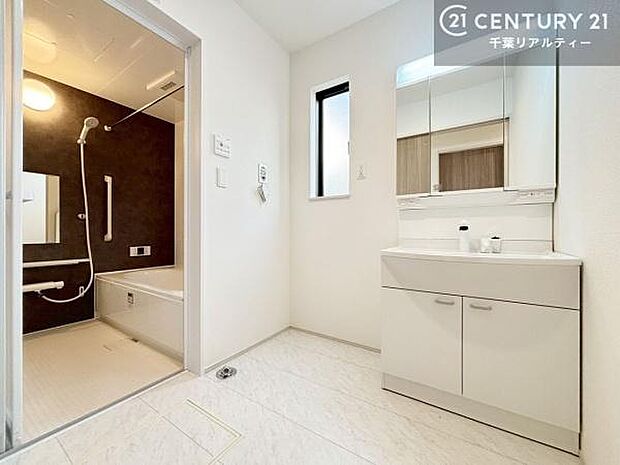 三面鏡仕様の洗面所は、身だしなみがしやすい造り!裏は収納になっています。ドライヤーやお化粧道具を片付けられるので洗面台周りをスッキリと見せることが出来ます!小窓付きで換気もしっかりできます!