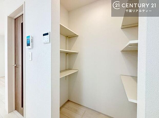 パントリー付き!お米や飲料水、食材のストックもスッキリ整頓することができます!是非現地でお確かめください。