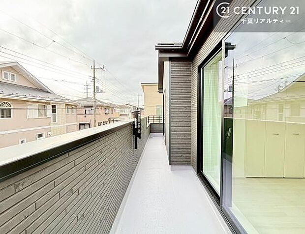 陽当たりの良いバルコニーで、お洗濯物もよく乾きそうですね!お天気の良い日にはバルコニーへ出てリフレッシュするのも気持ちよさそうです。