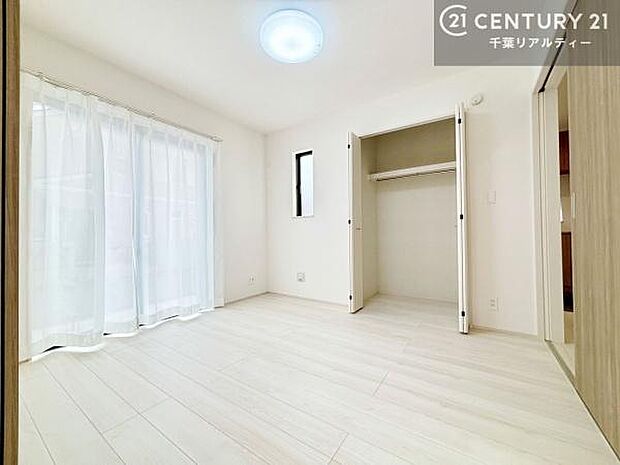 リビングに隣接した洋室は、開放すればLDKとつながる開放的な空間に。お子様の遊び場やワークスペース、客間など多目的に活用できる便利なお部屋です。