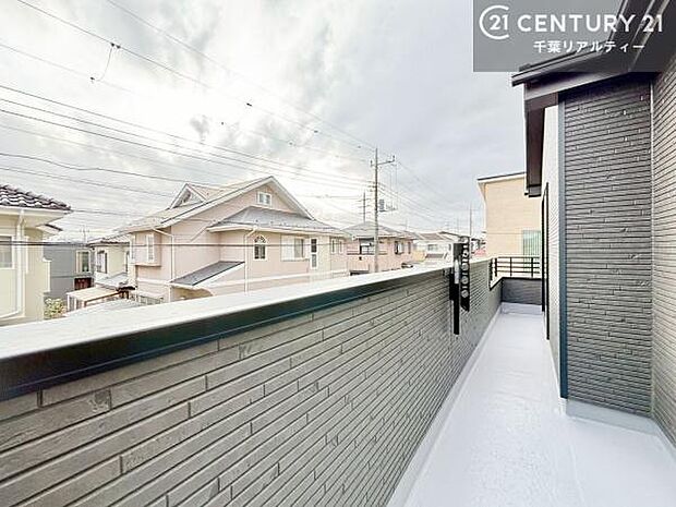 周囲は住宅街のため、落ち着いた住環境が魅力。日常の生活音も穏やかで、ゆったりとお過ごしいただけます。