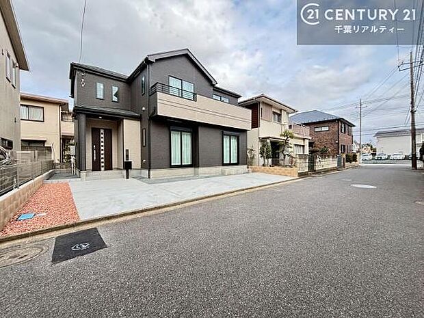 前面道路6m!陽当り良好な立地です。車庫入れが苦手な方も安心ですね。