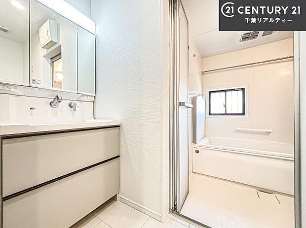 三面鏡仕様の洗面所は、身だしなみがしやすい造り!裏は収納になっています。ドライヤーやお化粧道具を片付けられるので洗面台周りをスッキリと見せることが出来ます!