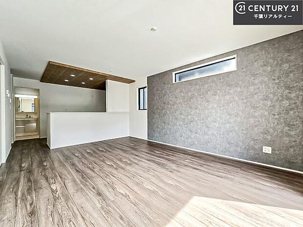 優しい陽だまりがリビングを包んでくれて居心地の良い空間を演出してくれます！くつろぎの時間を過ごせます！