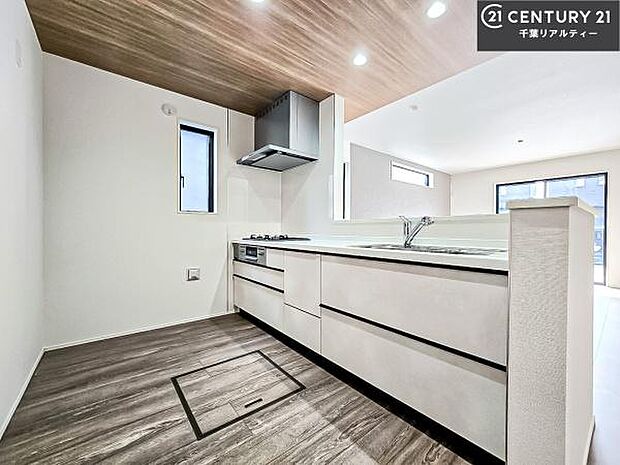 大人気の対面式システムキッチンを採用しています！ご家族のコミュニケーションが自然と増える設計です。お子様にも目が届くので嬉しいですね！広々使えて快適で作業が進みます。