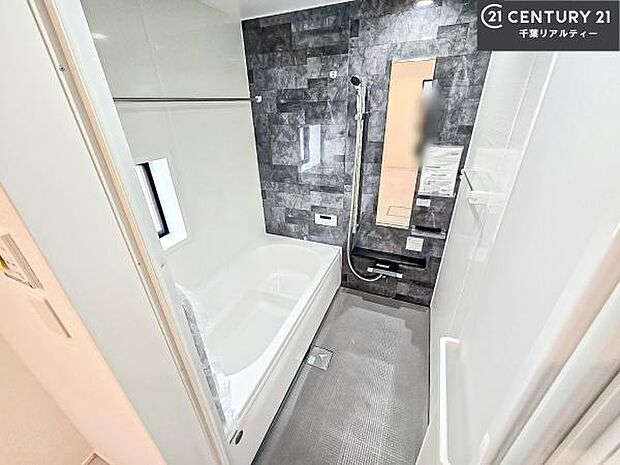 広々バスで一日の疲れをリフレッシュ。足が伸ばせるので、浴槽にもゆったりと浸かれますね！毎日のバスタイムが楽しみになります。