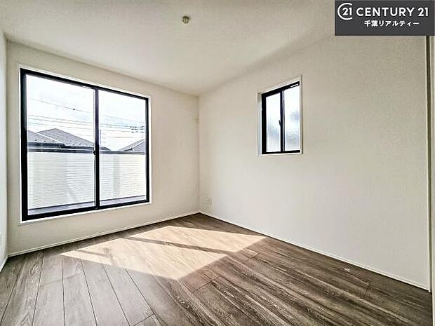 バルコニーに面している洋室です。明るく温もりがあり、換気もしっかりできます！朝起きて、外に出て背伸びをしつつ深呼吸をし良い朝を迎え入れることができます。