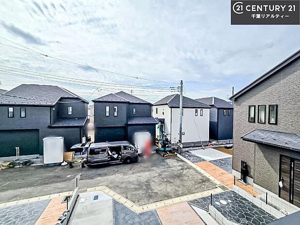 晴れた日には青い空を見渡せる開放的な時間を楽しめます。気持ちの良い風が通り抜ける街並みです！