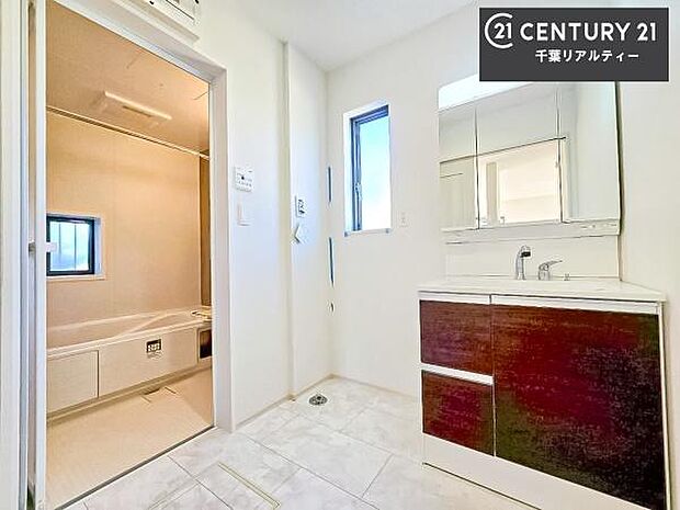 三面鏡仕様の洗面所は、身だしなみがしやすい造り!裏は収納になっています。ドライヤーやお化粧道具を片付けられるので洗面台周りをスッキリと見せることが出来ます!