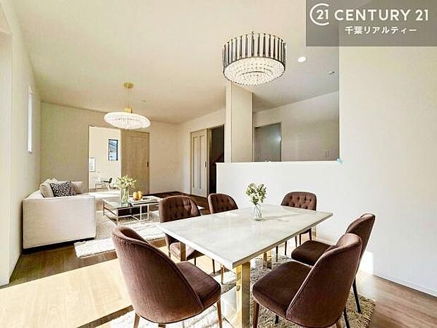 家具はCGパースです。大きな窓からたっぷりの陽ざしが入る明るいリビング。開放感のあるリビングで家族団らんのくつろぎの時間を過ごせます。