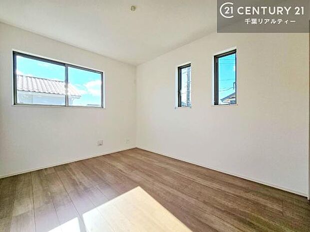 掃き出し窓がないお部屋は、お子様のお部屋としても安心です!収納スペースも充実しているので散らかったお部屋をサッと片付けられます!