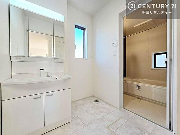 三面鏡仕様の洗面所は、身だしなみがしやすい造り!裏は収納になっています。ドライヤーやお化粧道具を片付けられるので洗面台周りをスッキリと見せることが出来ます!