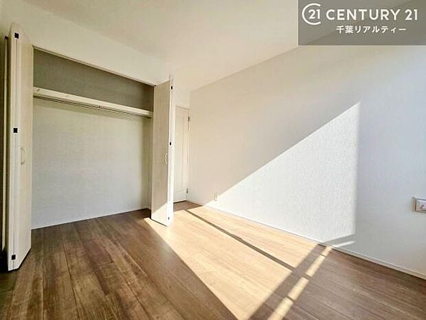 住空間をすっきり使うためには必須ポイントの収納スペースですよね。是非現地でご確認ください!