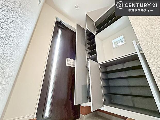 シューズボックス付きなので、玄関が片付きお掃除がしやすいです！スッキリした玄関で戸を開けた瞬間、清潔感のある心地いい空間が出迎えてくれます。