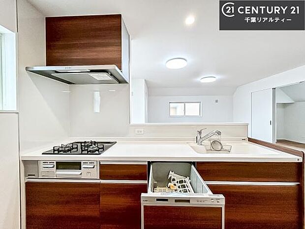 食洗機付き！忙しい時や冬場は手荒れ防止として大活躍します！ビルトイン仕様なので、場所も取らず調理スペースも広く使えて手際よく作業が出来ます！