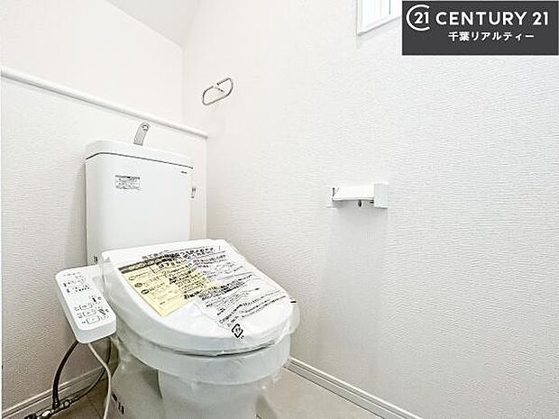 温水洗浄便座につき、冬場は便座が暖かくできるので冷たい便座に座らずに済む嬉しい仕様です！シンプルなカラーを基調としているので、お手入れがしやすいです。