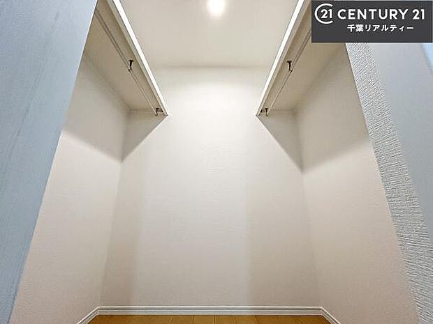 ウォークインクローゼット付きです。たくさんのお洋服などを収納しておけそうですね！他にも扇風機や加湿器など季節物の大きな家電も収納できます。