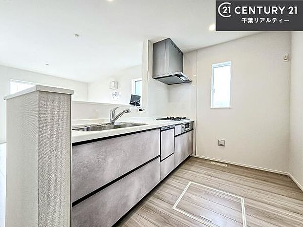 大人気の対面式システムキッチンを採用しています！ご家族のコミュニケーションが自然と増える設計です。お子様にも目が届くので嬉しいですね！広々使えて快適で作業が進みます。