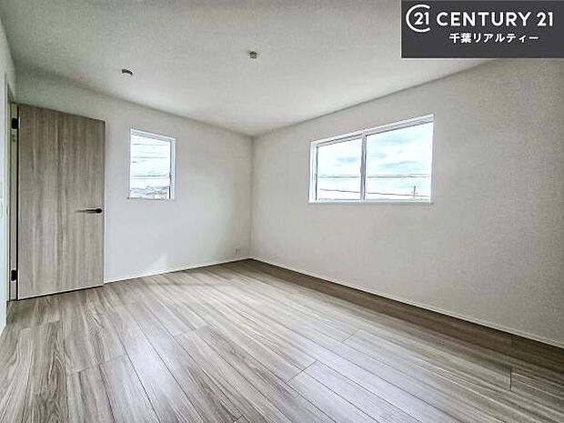 掃き出し窓がないお部屋は、お子様のお部屋としても安心です！収納スペースも充実しているので散らかったお部屋をサッと片付けられます！