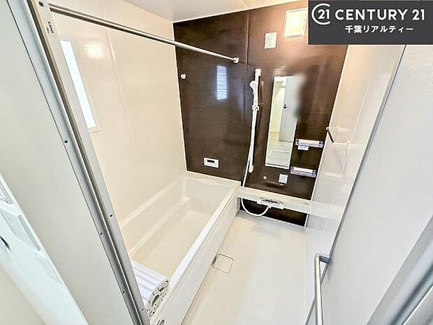 広々バスで一日の疲れをリフレッシュ。足が伸ばせるので、浴槽にもゆったりと浸かれますね！毎日のバスタイムが楽しみになります。