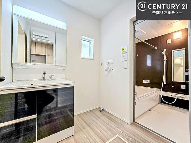 小窓付きの明るい洗面室です！湿気もすぐに入れ替えができて清潔に保つことができます！自然光が差し込むのでお化粧の仕上がりも良くなりますね！