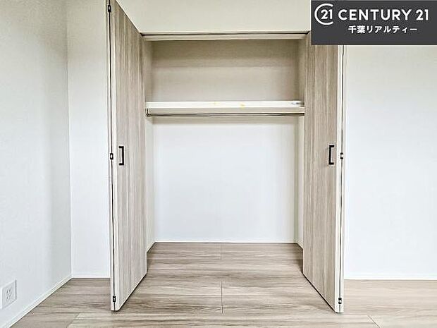 各居室収納付き！急なお客様が来客しても散らかったお部屋をサッと片付けられます！お部屋のスペースが生まれゆとりあるお部屋を演出することが出来ます！